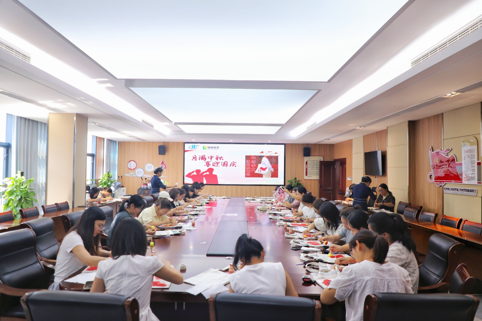 拓印國慶情，“包”藏團圓意｜衢通集團祝您中秋快樂！